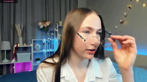 Josie Manesi online show from March 9, 8:31 pm