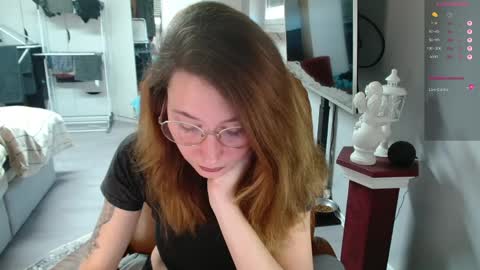 Leonie online show from March 29, 7:07 am