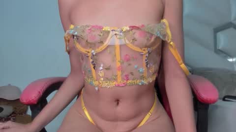 CHLOE online show from November 24, 3:25 pm