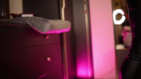 chloemin_ online show from February 5, 9:23 am