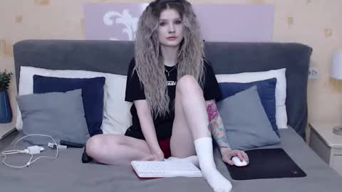 chloemurmeow online show from April 18, 7:55 am