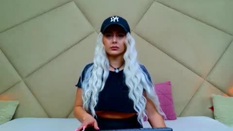 Chloe Vee online show from February 20, 6:19 am