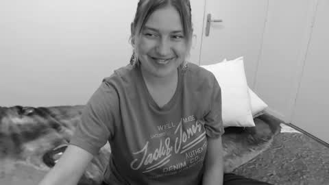 Syl  online show from November 17, 6:19 pm