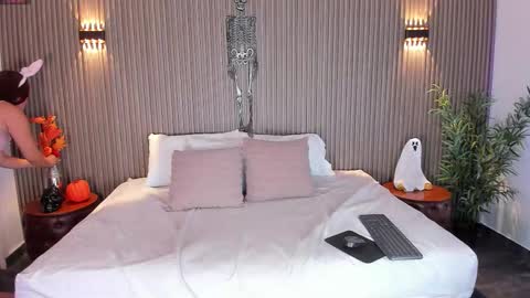 Cloe Harp  online show from October 20, 11:35 am