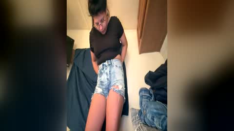 cloudybxtch69 online show from July 2, 9:21 pm