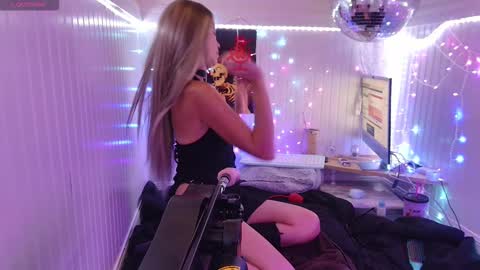 Clover51980 online show from November 2, 5:55 am