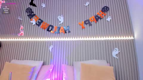 coralineross_ online show from October 9, 11:36 am