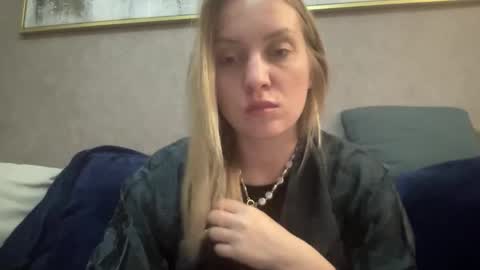 cosmo_blondiee online show from September 26, 8:28 pm