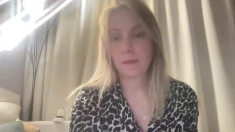 cosmo_blondiee online show from September 15, 3:09 pm