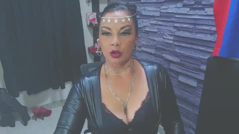 cruela_deviil online show from September 12, 1:17 am