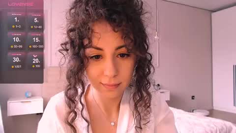 curly_jade_ online show from April 24, 11:13 am