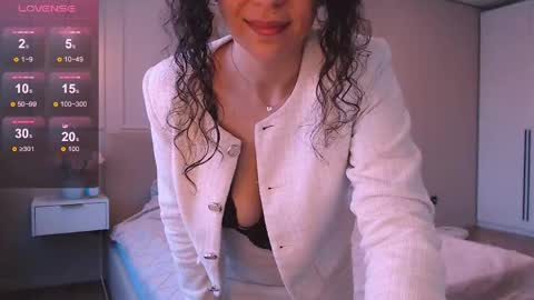 curly_jade_ online show from May 16, 3:00 pm