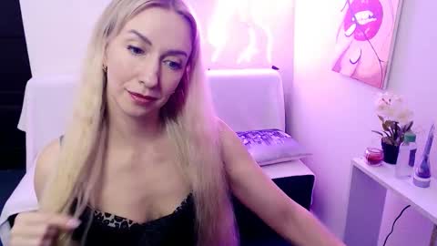 cute_smile_shy online show from March 3, 9:21 pm