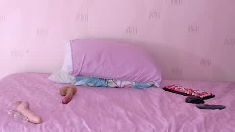 cutepetitee online show from October 30, 9:05 pm