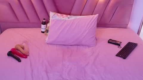 cutepetitee online show from February 14, 9:50 pm