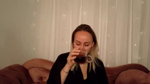 cutie_xoxo_ online show from August 6, 8:21 am