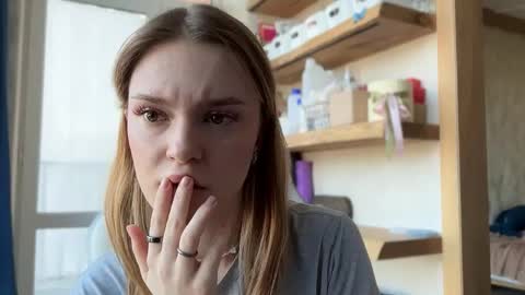 Im Emi streaming with my friend Reyna today online show from April 16, 1:55 pm