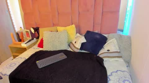 cynthiaa33 online show from September 25, 12:43 am