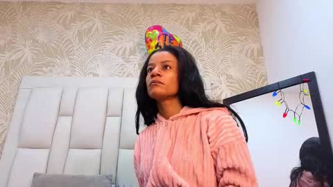 daffnelewis online show from February 3, 11:15 am