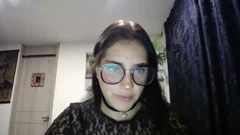 IG  dakotasofiaa online show from February 5, 5:09 am