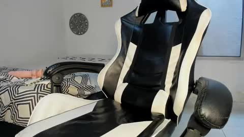 dakota_x18 online show from September 23, 8:40 pm