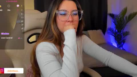 dakottaa__ online show from January 17, 12:40 am