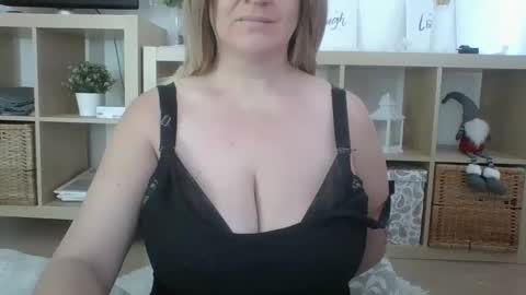 DanaHotMILF online show from February 23, 11:15 am