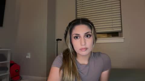 daniellarae1 online show from May 1, 4:16 am