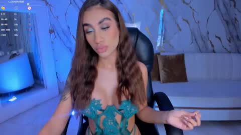 Danna Cruz  online show from January 7, 8:01 pm