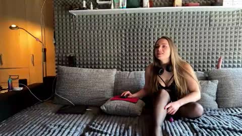 Dee Lorrie online show from March 4, 11:50 am