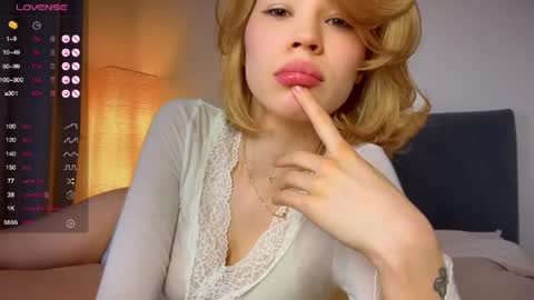 Lana online show from April 1, 7:00 pm