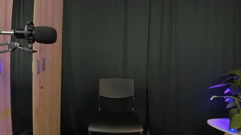 Delilah online show from February 2, 3:43 am