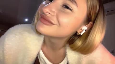 Vi  Victoria online show from October 12, 2:30 pm