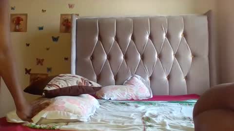 devinegrace7 online show from December 2, 7:43 am