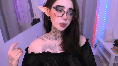 dixipixi_ online show from September 19, 7:51 am