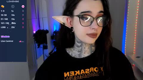 dixipixi_ online show from October 16, 5:43 am