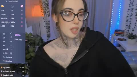 dixipixi_ online show from May 30, 8:23 am
