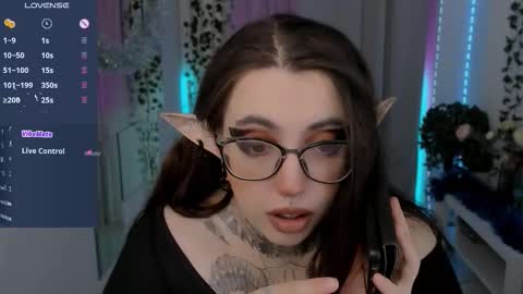 dixipixi_ online show from December 20, 5:44 am