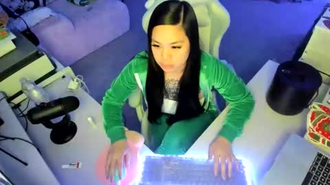 DOLLLFACE online show from December 16, 6:19 am