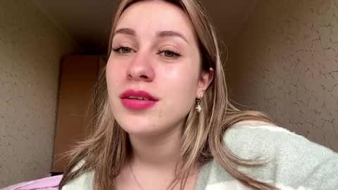 Mia online show from May 9, 8:16 am