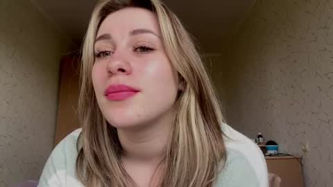 Mia online show from May 8, 8:06 am
