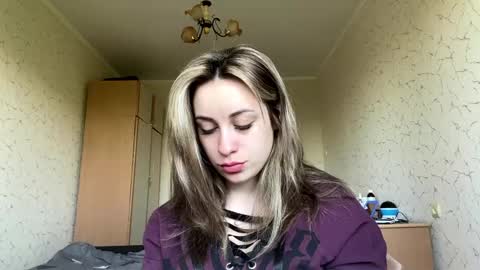 Mia online show from May 4, 7:01 am