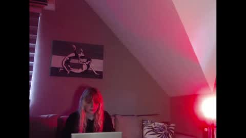 A girl online show from December 3, 8:03 am