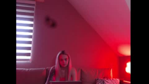 A girl online show from February 6, 8:18 am