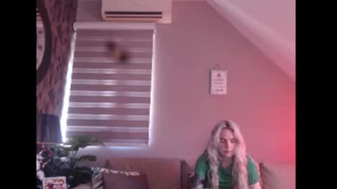 A girl online show from April 24, 7:33 am