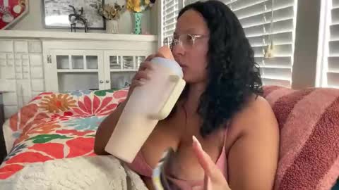 RIRI OR DREAMY online show from November 1, 8:57 pm