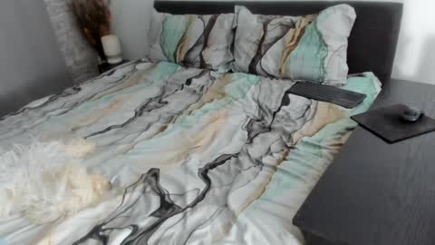 Dyanne online show from November 25, 5:04 pm