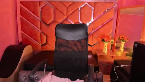 Eimy online show from February 6, 1:25 pm