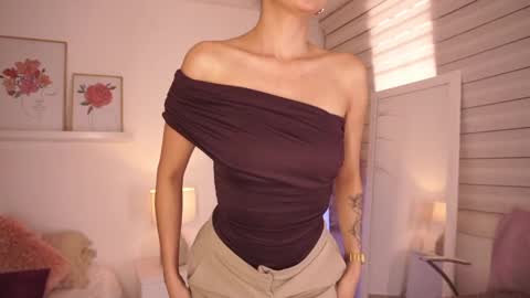 ELLA OWEN online show from September 23, 3:10 pm