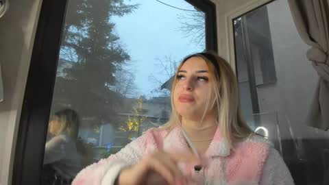 ella_vee online show from January 6, 6:06 am